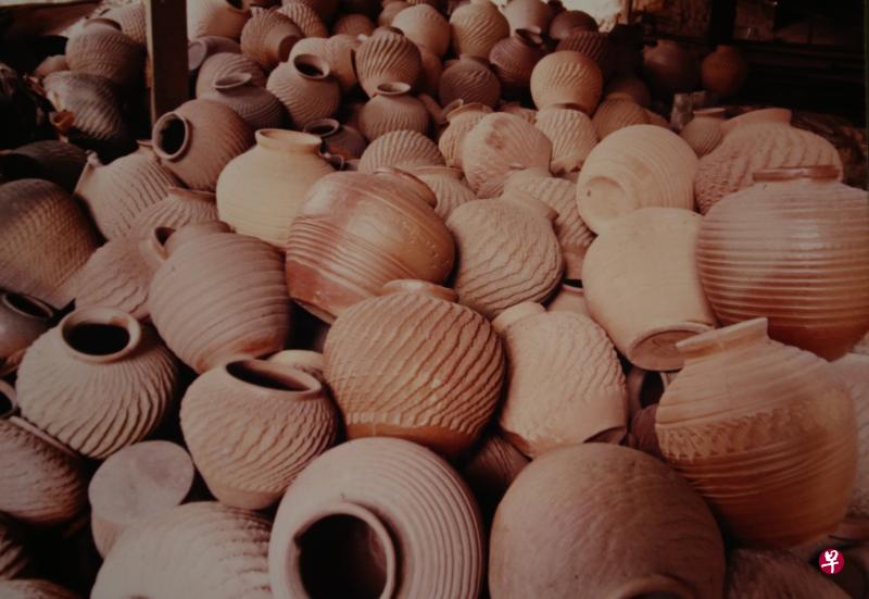 (小图)陶光龙窑第二代的老三陈德涵(第三代陈思慧的父亲),小时帮忙整理橡胶杯和花盘。(翻拍照) (小图)陶光龙窑第二代的老三陈德涵(第三代陈思慧的父亲),小时帮忙整理橡胶杯和花盘。(翻拍照)