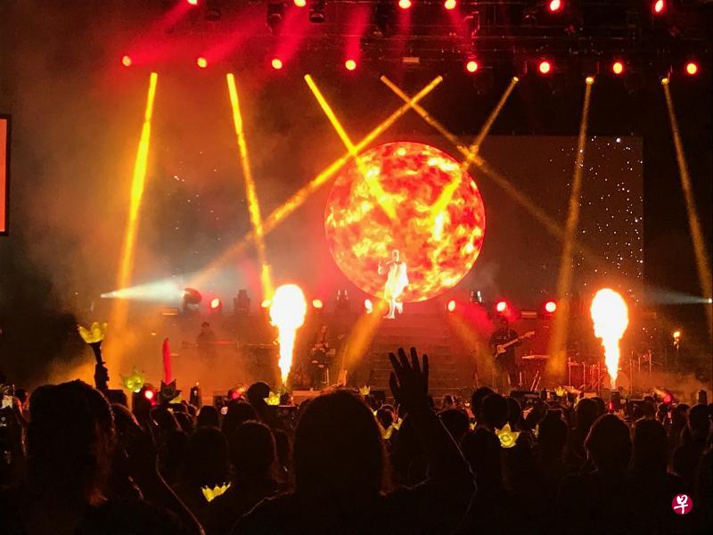 太阳前晚在本地星宇表演艺术中心开唱,视效炫目。 太阳前晚在本地星宇表演艺术中心开唱,视效炫目。