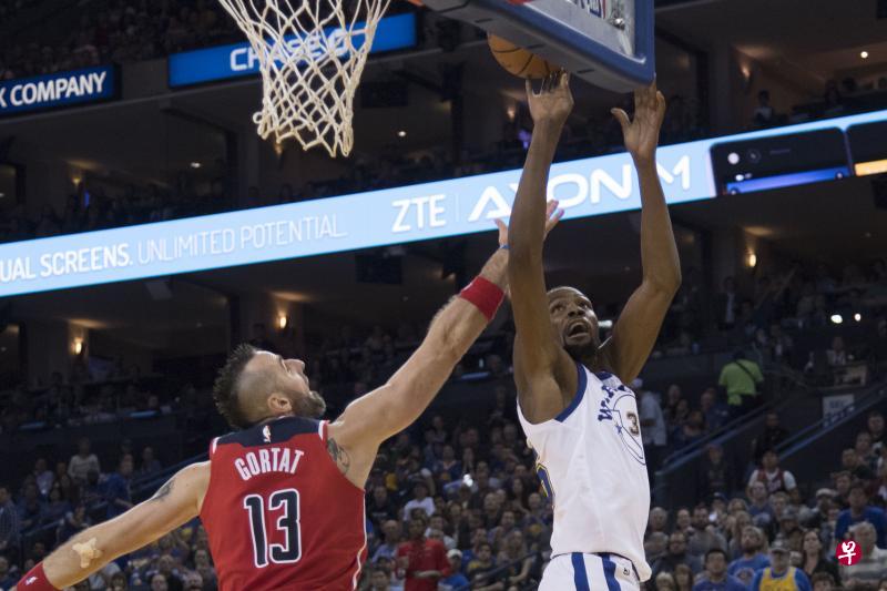 ▲勇士球星杜兰特(右)夺得31分和11个篮板,带领球队成功翻盘。(今日美国) ▲勇士球星杜兰特(右)夺得31分和11个篮板,带领球队成功翻盘。(今日美国)