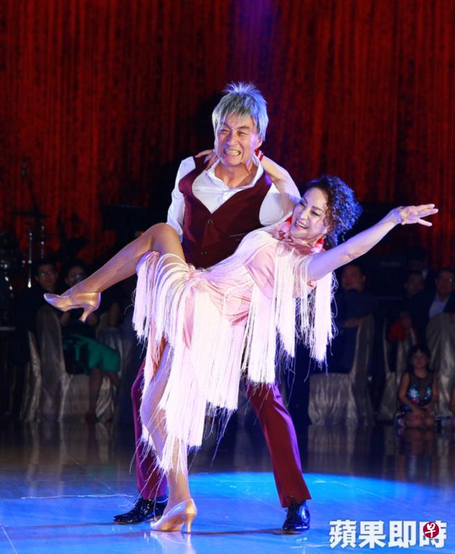 唐威戴上假发,陪老婆韩湘琴跳国标舞,还装出吃力表情逗乐现场来宾。(互联网) 唐威戴上假发,陪老婆韩湘琴跳国标舞,还装出吃力表情逗乐现场来宾。(互联网)