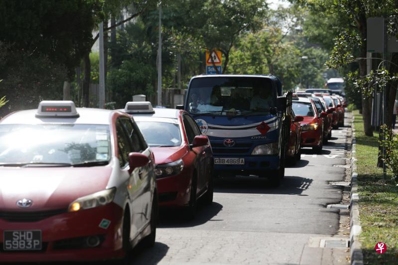优联能源集团及得运私人有限公司创办人张建安的母亲陈丽娟昨天出殡,共有87辆由得运德士、优联罗厘及优联油槽车组成的送殡车队,送她最后一程。(陈渊庄摄) 优联能源集团及得运私人有限公司创办人张建安的母亲陈丽娟昨天出殡,共有87辆由得运德士、优联罗厘及优联油槽车组成的送殡车队,送她最后一程。(陈渊庄摄)