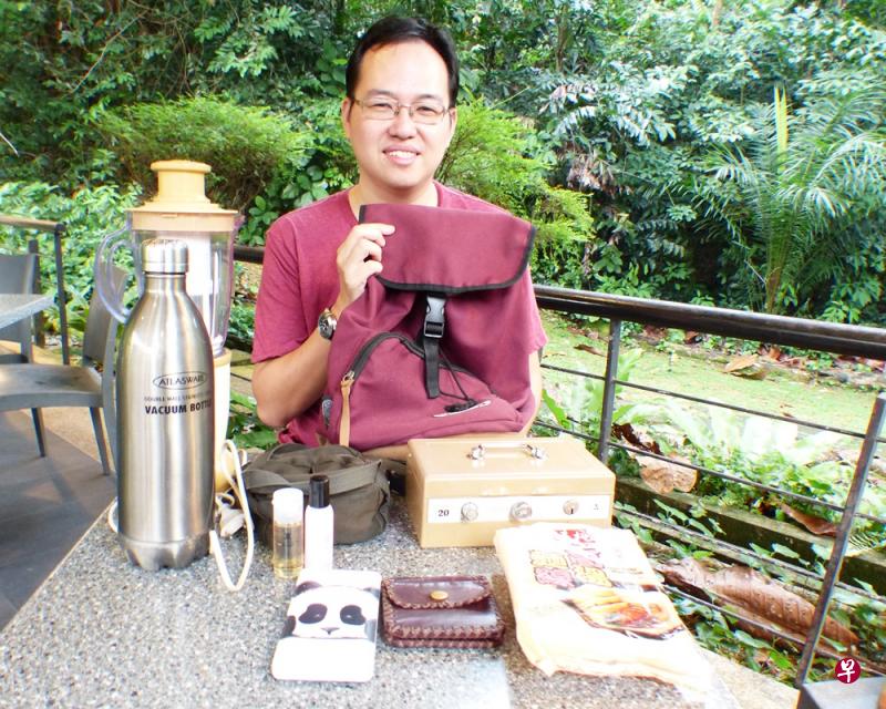 “淘宝”达人郑春林展示他所淘到的各种宝贝。 “淘宝”达人郑春林展示他所淘到的各种宝贝。