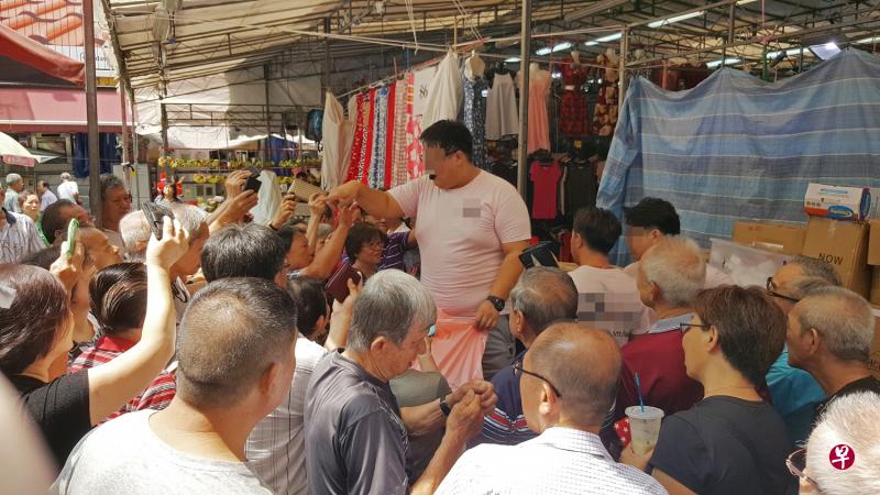 推销员声称会“免费”送出家庭用具礼包,吸引40名公众围观。(吴伟国摄影) 推销员声称会“免费”送出家庭用具礼包,吸引40名公众围观。(吴伟国摄影)