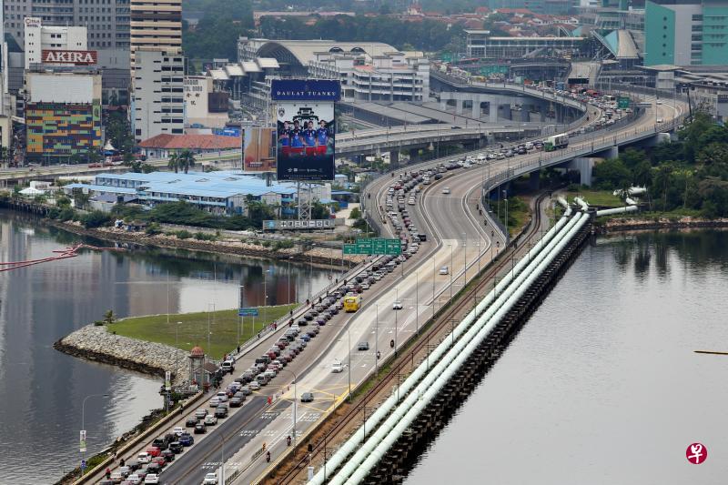 我国密切关注柔佛河水的污染情况,确保国内水供不受影响。图为新柔长堤的输水管。(档案照片) 我国密切关注柔佛河水的污染情况,确保国内水供不受影响。图为新柔长堤的输水管。(档案照片)