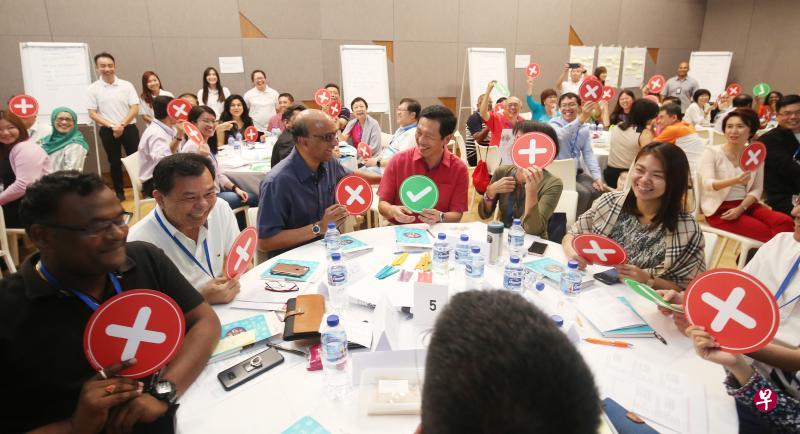 副总理尚达曼(前排左三起)与教育部长(高等教育及技能)王乙康昨天为技能创前程的两项新计划主持推介仪式,并现场观摩培训指导工作坊。当指导员问出席者职业道路是否由上司主宰时,只有王乙康举牌表示同意,他的幽默引起全场大笑。(陈福洲摄) 副总理尚达曼(前排左三起)与教育部长(高等教育及技能)王乙康昨天为技能创前程的两项新计划主持推介仪式,并现场观摩培训指导工作坊。当指导员问出席者职业道路是否由上司主宰时,只有王乙康举牌表示同意,他的幽默引起全场大笑。(陈福洲摄)