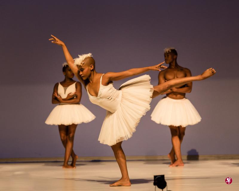 达达·马斯洛(中)的《天鹅湖》有其新意,但上下两段结构上失和。(滨海艺术中心提供/吴凯怡摄) 达达·马斯洛(中)的《天鹅湖》有其新意,但上下两段结构上失和。(滨海艺术中心提供/吴凯怡摄)