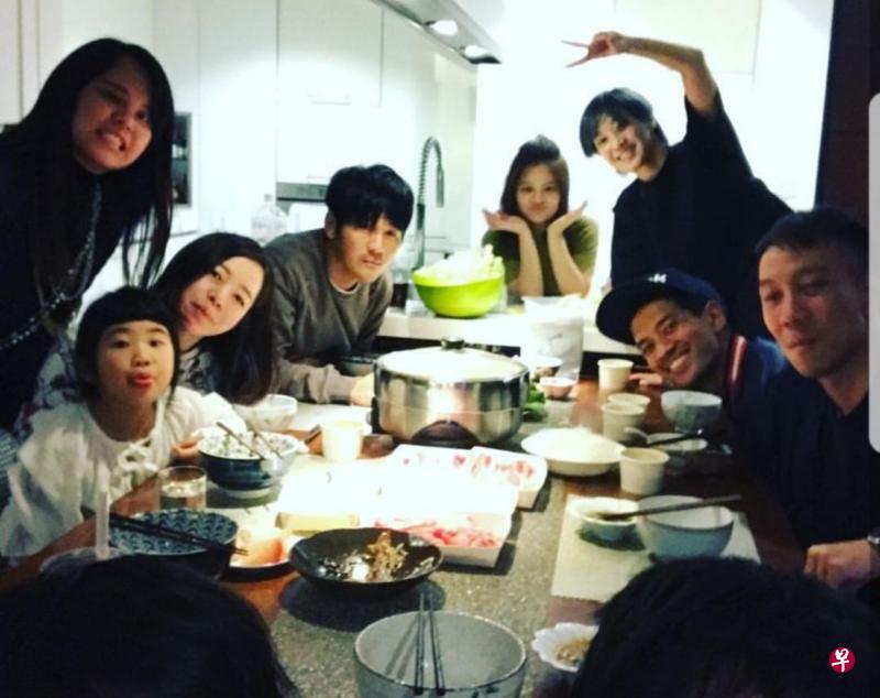 曹格女儿Grace(左排坐者左起)、林文荪和曹格开心聚餐,本地代表翁奕杰(右排戴帽者)也在场。(曹格instagram) 曹格女儿Grace(左排坐者左起)、林文荪和曹格开心聚餐,本地代表翁奕杰(右排戴帽者)也在场。(曹格instagram)