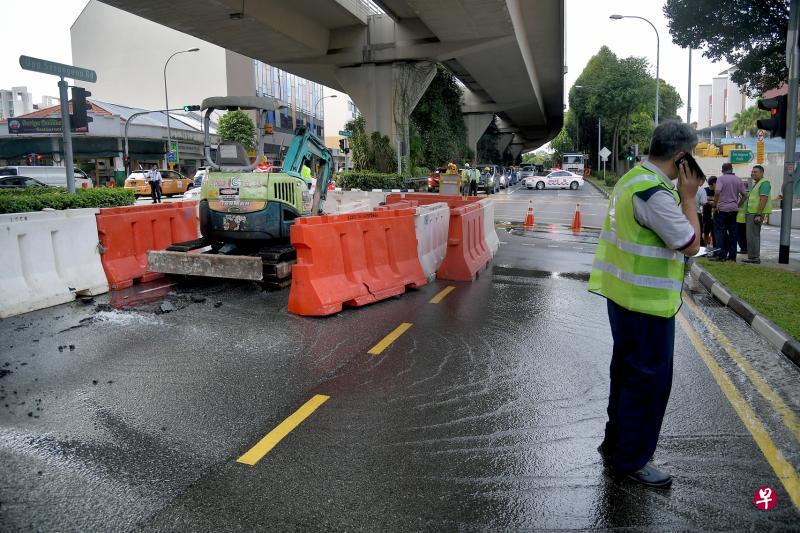 实龙岗路上段昨天凌晨发生地下水管爆裂事件后,公用事业局关闭所有车道,进行紧急维修工程。(海峡时报) 实龙岗路上段昨天凌晨发生地下水管爆裂事件后,公用事业局关闭所有车道,进行紧急维修工程。(海峡时报)