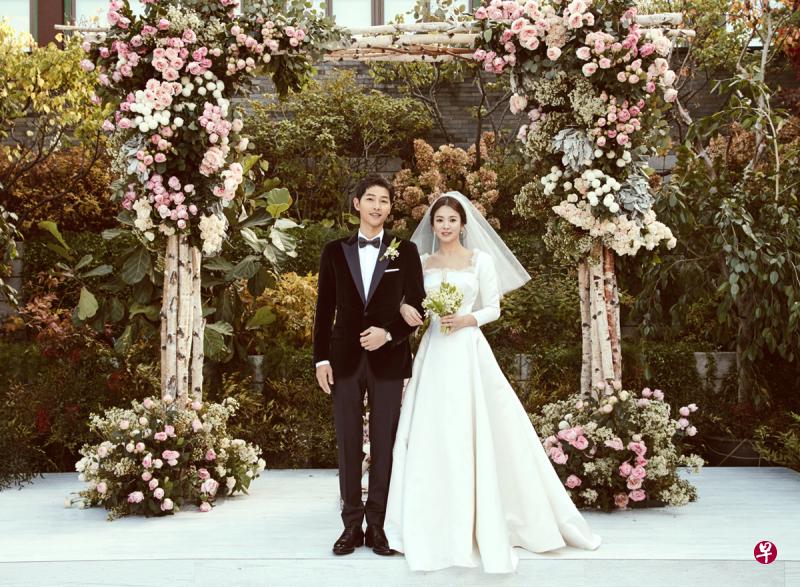 宋仲基与宋慧乔婚纱照。(图/Blossom Entertainment 及United Artists Agency提供) 宋仲基与宋慧乔婚纱照。(图/Blossom Entertainment 及United Artists Agency提供)