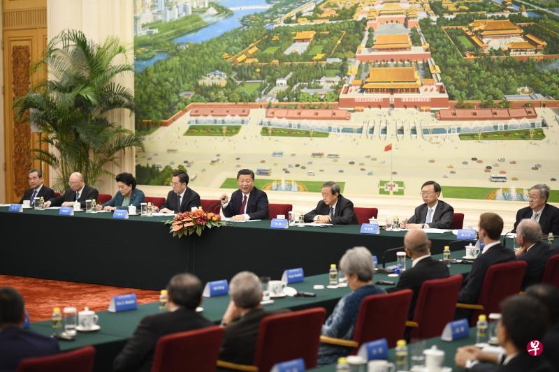 中国国家主席习近平会见清华大学经济管理学院顾问委员会海外委员和中方企业家委员,右四背对镜头者为新加坡淡马锡控股首席执行官何晶。(中新社) 中国国家主席习近平会见清华大学经济管理学院顾问委员会海外委员和中方企业家委员,右四背对镜头者为新加坡淡马锡控股首席执行官何晶。(中新社)