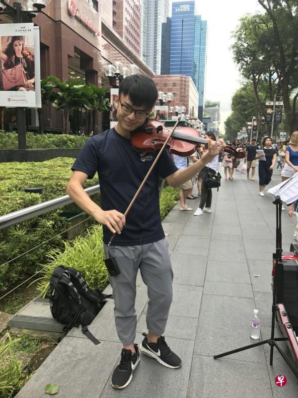 张国顺说,街头卖艺收入不稳定,有时还得应付“街头潜规则”。(受访者提供) 张国顺说,街头卖艺收入不稳定,有时还得应付“街头潜规则”。(受访者提供)