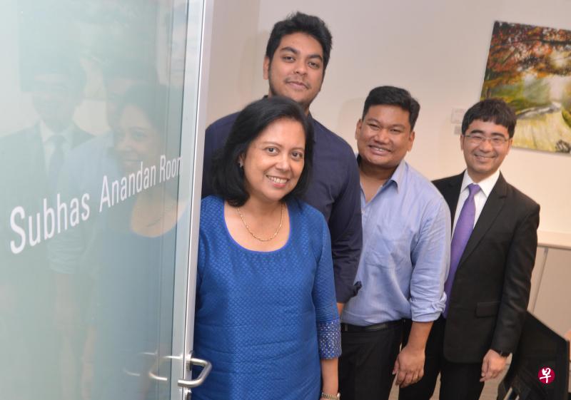 苏峇士的妻子维玛拉(左起)、儿子苏杰、侄儿苏尼尔律师及新大法学院院长吴亦涵副教授,在“苏峇士·阿南旦室”合影。(海峡时报) 苏峇士的妻子维玛拉(左起)、儿子苏杰、侄儿苏尼尔律师及新大法学院院长吴亦涵副教授,在“苏峇士·阿南旦室”合影。(海峡时报)