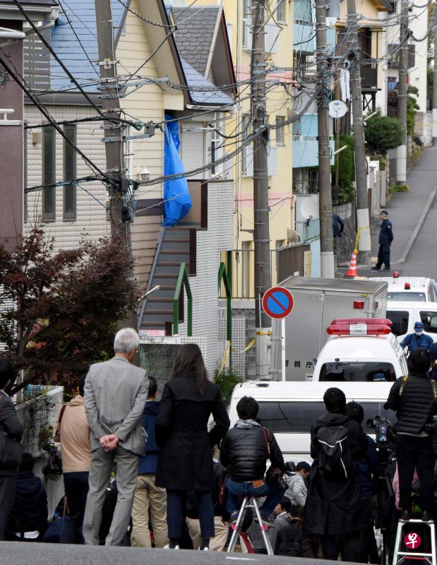 发生了恐怖分尸案的消息传开后,出事公寓外挤满了记者和围观的邻居。警方用蓝色防水布遮蔽了发现尸体的二楼单位的门口,也封住窗户。(法新社) 发生了恐怖分尸案的消息传开后,出事公寓外挤满了记者和围观的邻居。警方用蓝色防水布遮蔽了发现尸体的二楼单位的门口,也封住窗户。(法新社)