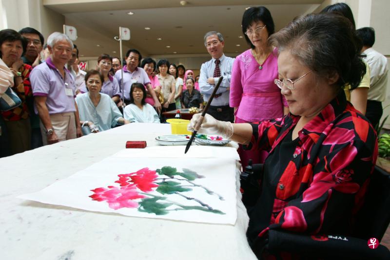 刚去世的本地女画家李淑芝当年因患上骨痛热症引起并发症,必须截去手肘以下的前臂和双脚,但她仍乐观面对,用义肢再执笔作画。(档案照片) 刚去世的本地女画家李淑芝当年因患上骨痛热症引起并发症,必须截去手肘以下的前臂和双脚,但她仍乐观面对,用义肢再执笔作画。(档案照片)