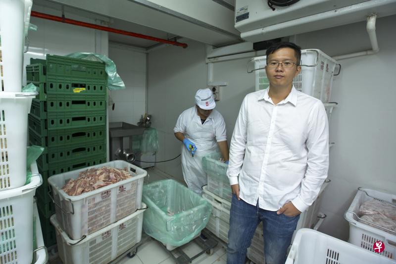卓泰山农场项目主管卓康伟:公司从不以价格竞争,因为价格战通常会形成恶性竞争。当客户习惯了低价,一旦价格回弹,他们将无法适应。(曾道明摄) 卓泰山农场项目主管卓康伟:公司从不以价格竞争,因为价格战通常会形成恶性竞争。当客户习惯了低价,一旦价格回弹,他们将无法适应。(曾道明摄)