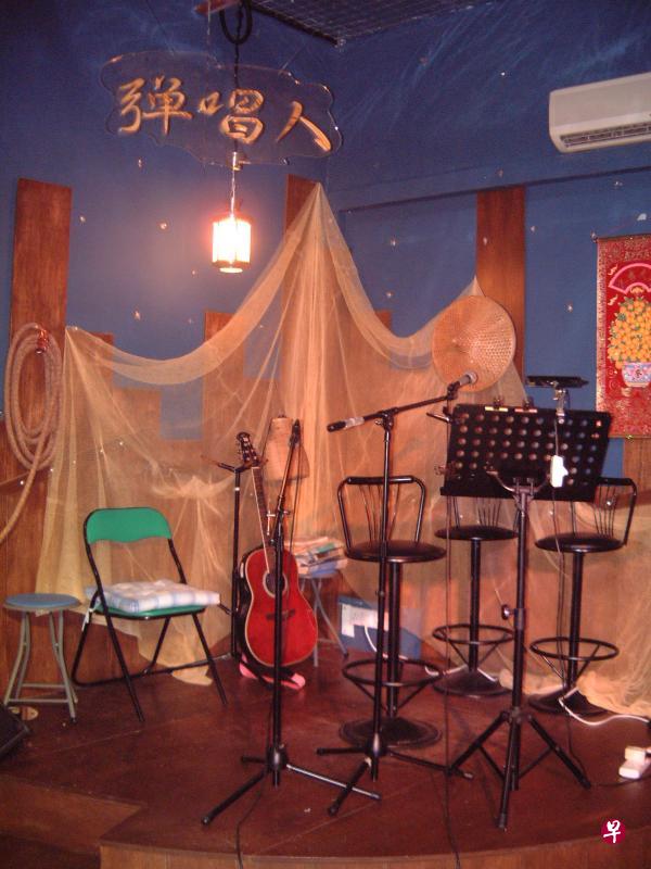 1998年弹唱人民歌餐厅在连城街开设,蔡忆仁终于圆梦。(作者提供) 1998年弹唱人民歌餐厅在连城街开设,蔡忆仁终于圆梦。(作者提供)