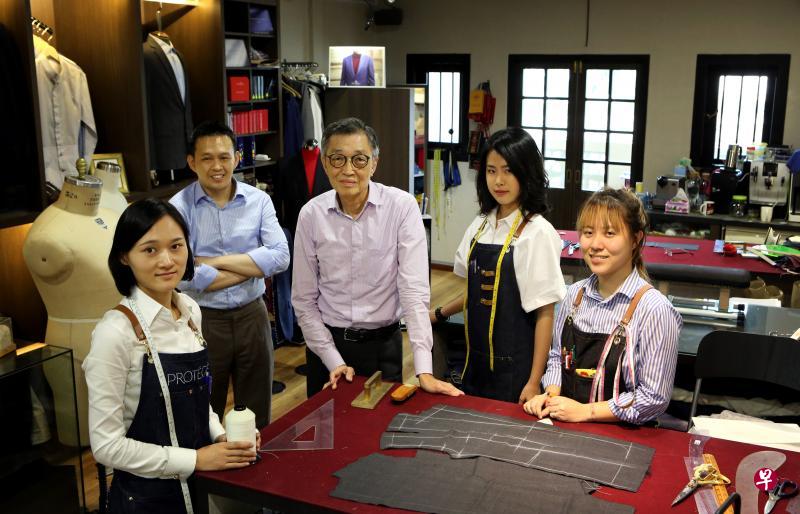 本地裁缝界前辈黄就利师傅(左三)与他的弟子:杨雪华(左起)、梁居焕、林欣颖和杨惠茵。(龙国雄摄影) 本地裁缝界前辈黄就利师傅(左三)与他的弟子:杨雪华(左起)、梁居焕、林欣颖和杨惠茵。(龙国雄摄影)
