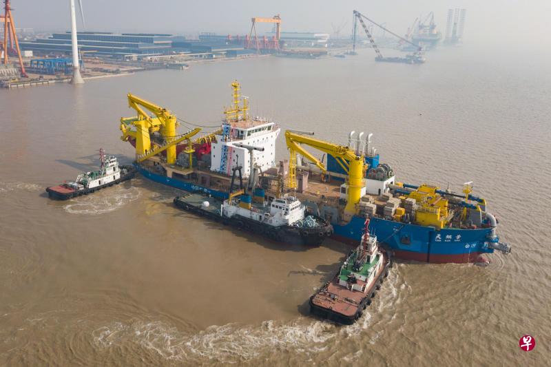 亚洲最大绞吸船“天鲲号”今天在江苏启东成功下水。这标志着中国疏浚装备研发建造能力进一步升级,处于世界先进水平。(中新社) 亚洲最大绞吸船“天鲲号”今天在江苏启东成功下水。这标志着中国疏浚装备研发建造能力进一步升级,处于世界先进水平。(中新社)