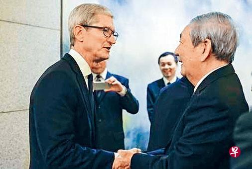 中国前总理朱镕基(右)与苹果公司首席执行官库克握手。(星岛日报) 中国前总理朱镕基(右)与苹果公司首席执行官库克握手。(星岛日报)