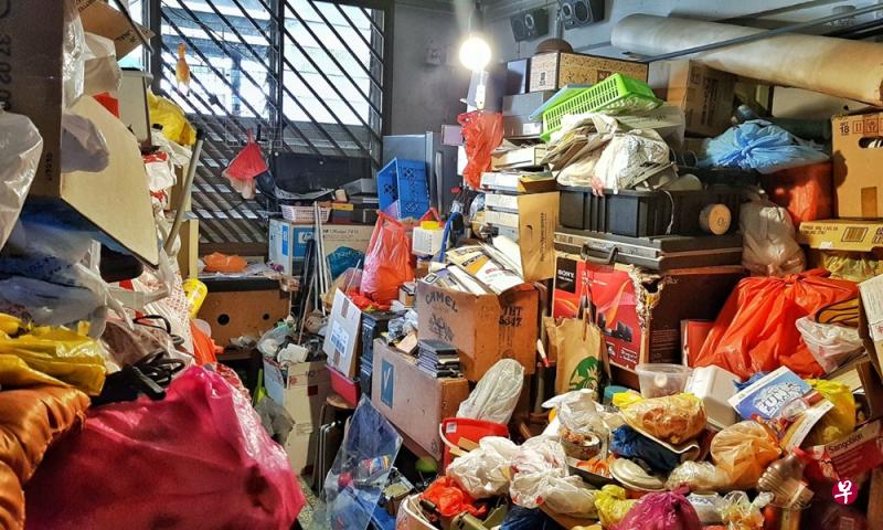 循环路一间组屋单位,因母子多年来收集破烂,住家渐渐沦为杂物堆。(受访者提供) 循环路一间组屋单位,因母子多年来收集破烂,住家渐渐沦为杂物堆。(受访者提供)