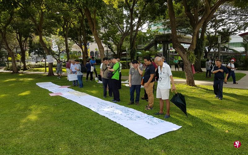 活动一开始,现场就已聚集数十名公众,以静坐的方式表达对地铁故障事故的不满。(梁麒麟摄) 活动一开始,现场就已聚集数十名公众,以静坐的方式表达对地铁故障事故的不满。(梁麒麟摄)