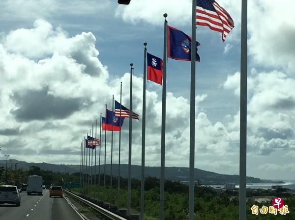 台湾媒体报道,蔡英文太平洋友邦之旅过境关岛,美方给予高规格礼遇,机场外侧道路也挂上“中华民国国旗”迎接。(图片来源:台湾《自由时报》) 台湾媒体报道,蔡英文太平洋友邦之旅过境关岛,美方给予高规格礼遇,机场外侧道路也挂上“中华民国国旗”迎接。(图片来源:台湾《自由时报》)