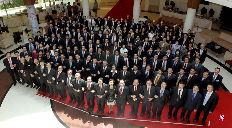 新中建交不久后,南洋理工大学首开中国官员海外培训项目,之后的25年,已有多达1万6000名中国各级政府官员来新接受培训。图为参与“市长班”的中国官员。(资料图) 新中建交不久后,南洋理工大学首开中国官员海外培训项目,之后的25年,已有多达1万6000名中国各级政府官员来新接受培训。图为参与“市长班”的中国官员。(资料图)