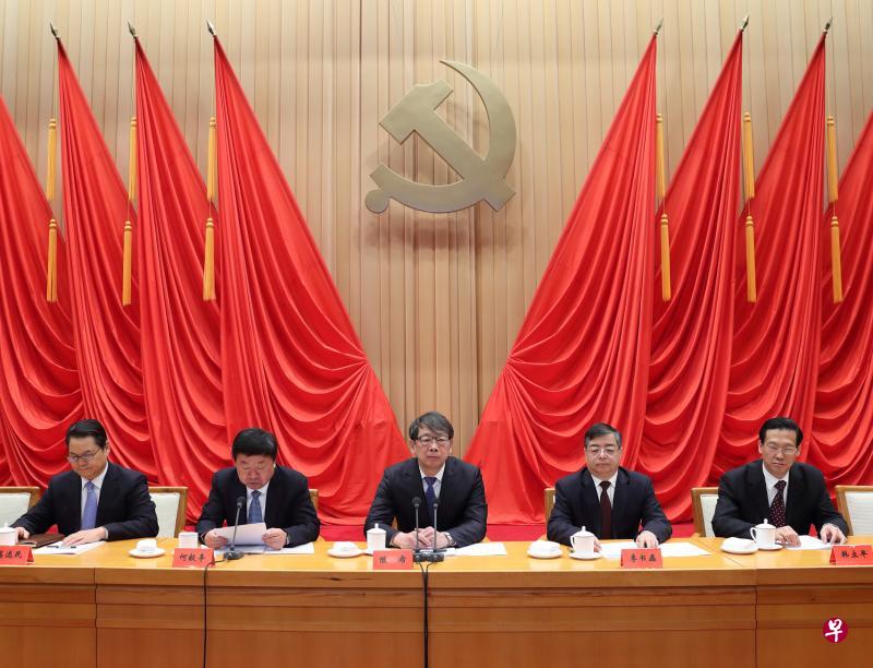 中共中央党校昨天举行2017年秋季学期第一批进修班毕业典礼,新晋政治局委员陈希(中)以党校校长身份出席并为学员颁发毕业证书,毕业典礼由党校常务副校长何毅亭(左二)主持。(新华社) 中共中央党校昨天举行2017年秋季学期第一批进修班毕业典礼,新晋政治局委员陈希(中)以党校校长身份出席并为学员颁发毕业证书,毕业典礼由党校常务副校长何毅亭(左二)主持。(新华社)