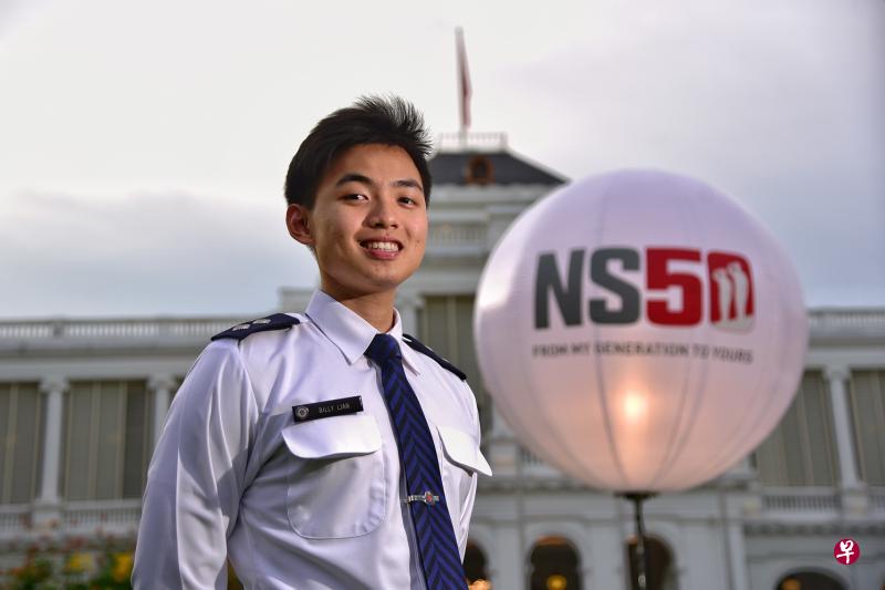 服役期间被派到中央警署担任活动安保人员的警察部队战备人员警长练峯胜,昨晚获颁“年度全职国民服役人员”奖项。(海峡时报) 服役期间被派到中央警署担任活动安保人员的警察部队战备人员警长练峯胜,昨晚获颁“年度全职国民服役人员”奖项。(海峡时报)