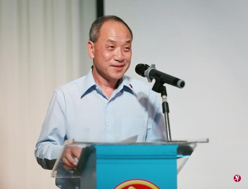 刘程强在工人党60周年党庆晚宴上宣布,自己不再角逐下一届党秘书长职务。(海峡时报) 刘程强在工人党60周年党庆晚宴上宣布,自己不再角逐下一届党秘书长职务。(海峡时报)