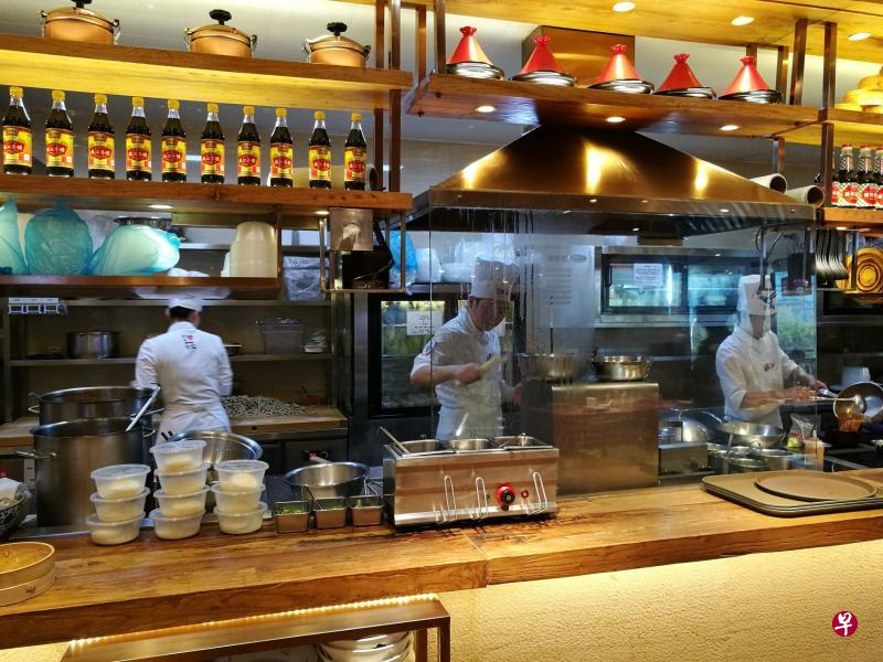 继海底捞连锁店曝出卫生安全丑闻后,北京多家餐厅设立透明厨房以提振消费信心。在东城区这家主打西北菜的连锁餐馆里,厨房是开放式的,厨师制作菜品的过程一览无遗。(孟丹丹摄) 继海底捞连锁店曝出卫生安全丑闻后,北京多家餐厅设立透明厨房以提振消费信心。在东城区这家主打西北菜的连锁餐馆里,厨房是开放式的,厨师制作菜品的过程一览无遗。(孟丹丹摄)