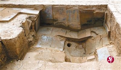 浴池内铺有地砖,四周还嵌有纹饰精美的墙砖,室内一角有下凹的排水口。(西安晚报) 浴池内铺有地砖,四周还嵌有纹饰精美的墙砖,室内一角有下凹的排水口。(西安晚报)