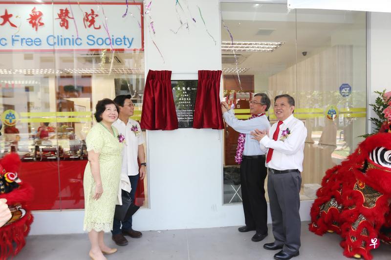 卫生部部长颜金勇(右二)为大众医院勿洛诊所主持揭幕仪式。出席开幕典礼的嘉宾还有新加坡中医管理委员会主席符喜泉(左起)、东海岸集选区议员李奕贤和大众医院院长萧士发。(梁伟康摄) 卫生部部长颜金勇(右二)为大众医院勿洛诊所主持揭幕仪式。出席开幕典礼的嘉宾还有新加坡中医管理委员会主席符喜泉(左起)、东海岸集选区议员李奕贤和大众医院院长萧士发。(梁伟康摄)