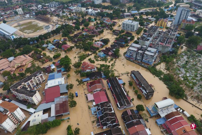 槟城遭狂风暴雨蹂躏后,多个地区变成泽国。图为槟岛重灾区比南利路一带的水位淹没道路。(星洲日报) 槟城遭狂风暴雨蹂躏后,多个地区变成泽国。图为槟岛重灾区比南利路一带的水位淹没道路。(星洲日报)