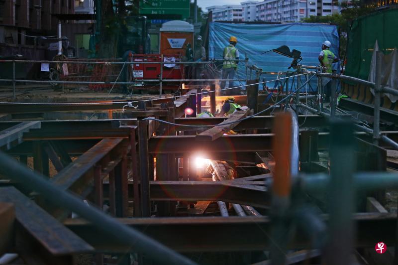 数名工人昨天傍晚在早前发生水管爆裂事故的工地展开加固工程,避免水管爆裂事故重演。(叶振忠摄) 数名工人昨天傍晚在早前发生水管爆裂事故的工地展开加固工程,避免水管爆裂事故重演。(叶振忠摄)