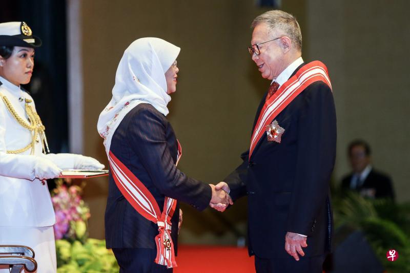 公共服务委员会主席张赞成(右)昨天从哈莉玛总统手中接过尼拉乌达玛勋章(一级)。(梁伟康摄) 公共服务委员会主席张赞成(右)昨天从哈莉玛总统手中接过尼拉乌达玛勋章(一级)。(梁伟康摄)