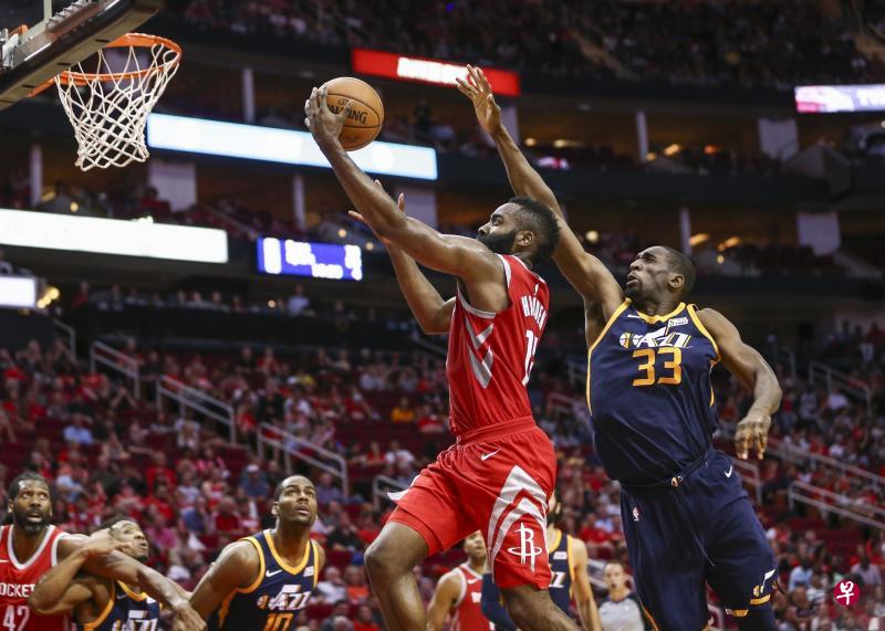 哈登(左)突破爵士队中锋乌多武(右)防守,上篮得分。(今日美国) 哈登(左)突破爵士队中锋乌多武(右)防守,上篮得分。(今日美国)