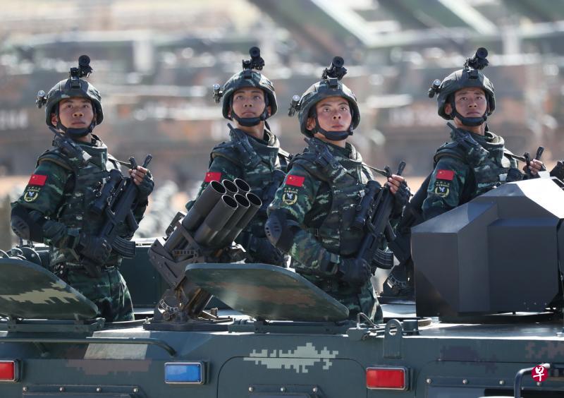 分析人士指出,武警部队领导指挥权归拢到中央军委,或可防止类似周永康那样的“野心家”利用武装力量篡党夺权。图为今年7月30日解放军建军90周年阅兵式上的武警特警方队。(新华社) 分析人士指出,武警部队领导指挥权归拢到中央军委,或可防止类似周永康那样的“野心家”利用武装力量篡党夺权。图为今年7月30日解放军建军90周年阅兵式上的武警特警方队。(新华社)
