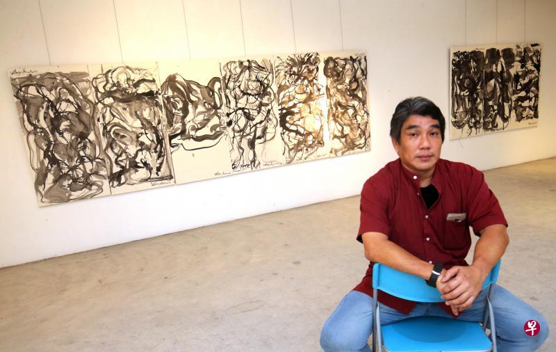 蔡世华用树枝、羽毛、毛笔与排笔画出408乘135厘米的水墨画《天马行空》(2016-2017)。 蔡世华用树枝、羽毛、毛笔与排笔画出408乘135厘米的水墨画《天马行空》(2016-2017)。