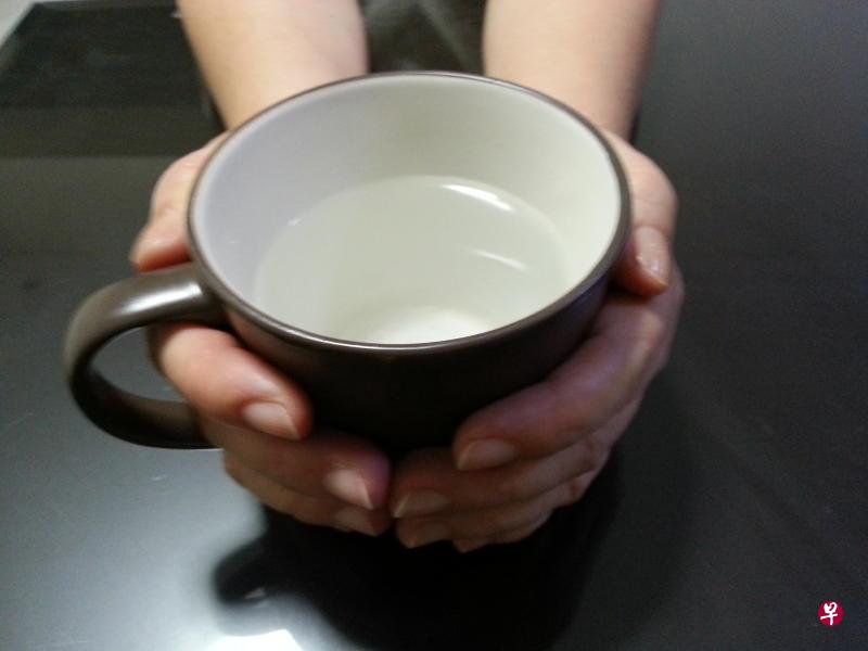 生病喝一杯温水,能帮助痊愈。(档案照) 生病喝一杯温水,能帮助痊愈。(档案照)