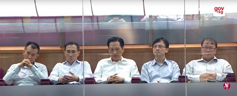 SMRT主席佘文民（中）、总裁兼首席执行长郭木财（左二）和地铁首席执行长李遴伟（左一），以及陆交局局长鄞云斌（右二）和副局长蔡崇庆昨天在国会公众席上旁听部长声明。基础建设统筹部长兼交通部长许文远（右图）在国会中表示：“地铁隧道积水事故是完全可以避免，不应该发生……就算雨势有如最近马来西亚槟城般那么大，妥当维修的抽水系统也应能应付。此次事故是因负责碧山站抽水系统的SMRT维修团队没有尽好本分所致。”（取自Gov.sg）