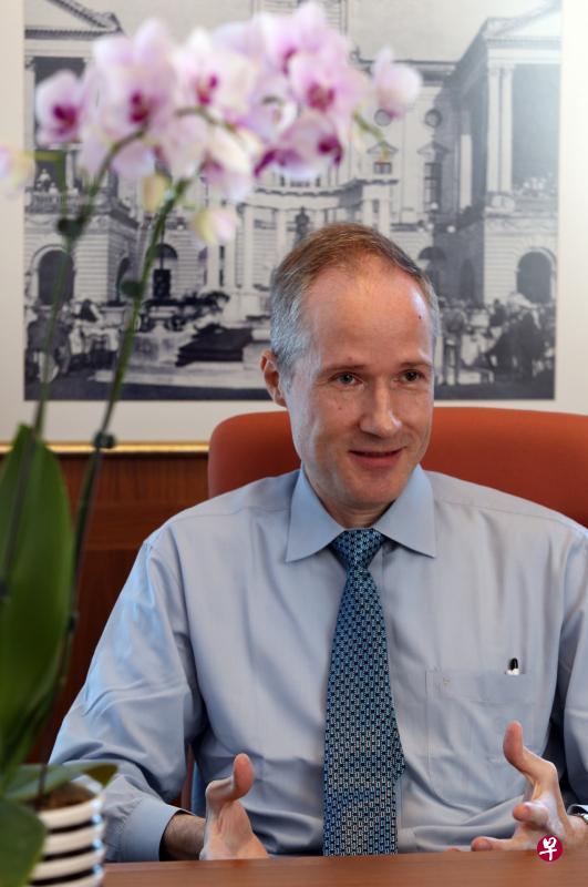 韩国汉阳大学医学院教授赫斯的研究结果显示,天麻可能有助防止失智症等脑部退化疾病。(邝启聪摄) 韩国汉阳大学医学院教授赫斯的研究结果显示,天麻可能有助防止失智症等脑部退化疾病。(邝启聪摄)