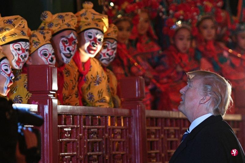▲美国总统特朗普在故宫畅音阁欣赏京剧表演后同演出《美猴王》的小演员们互动。（法新社）