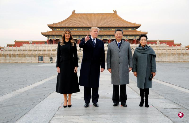 在中国国家主席习近平(右二)与夫人彭丽媛的陪同下,美国总统特朗普(左二)与夫人梅拉尼娅经内金水桥,穿过太和门,在故宫恢宏庄重的太和殿广场合影。他们随后沿故宫中轴线,依次参观了太和殿、中和殿以及保和殿。习近平沿途向特朗普介绍故宫的历史、建筑和文化。(路透社) 在中国国家主席习近平(右二)与夫人彭丽媛的陪同下,美国总统特朗普(左二)与夫人梅拉尼娅经内金水桥,穿过太和门,在故宫恢宏庄重的太和殿广场合影。他们随后沿故宫中轴线,依次参观了太和殿、中和殿以及保和殿。习近平沿途向特朗普介绍故宫的历史、建筑和文化。(路透社)