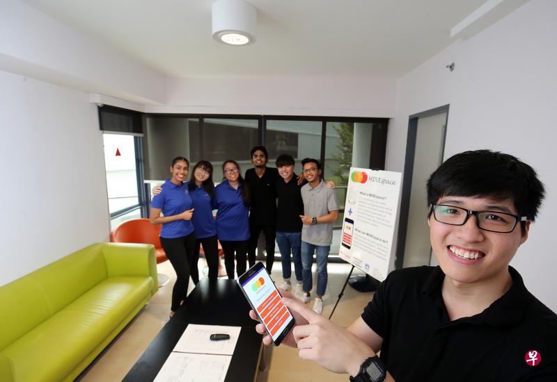 淡马锡理工学院学生李铨(前右)和其他同学研发出结合可见光通信技术的智能系统,让住在学生宿舍的学生能轻松通过手机应用完成点名及其他行政工作。(邬福梁摄) 淡马锡理工学院学生李铨(前右)和其他同学研发出结合可见光通信技术的智能系统,让住在学生宿舍的学生能轻松通过手机应用完成点名及其他行政工作。(邬福梁摄)