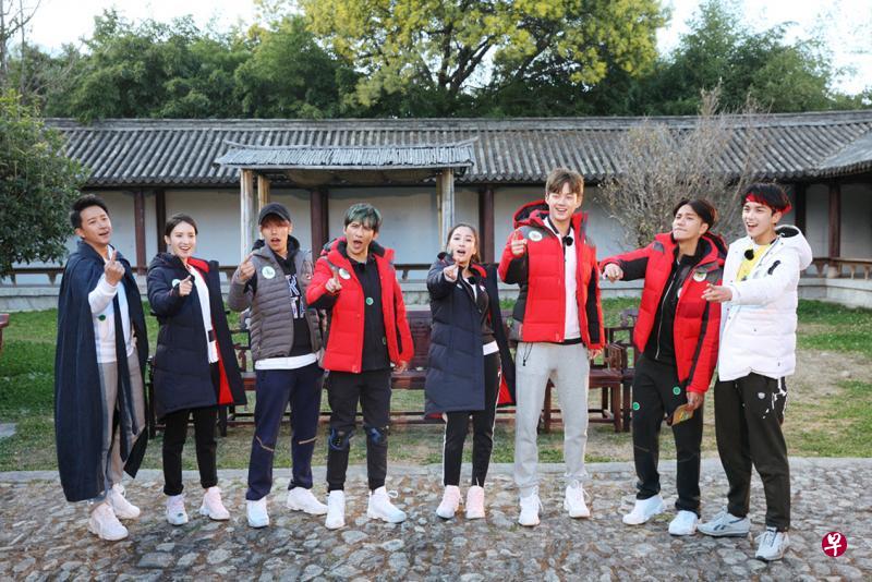 “航海员”韩庚(左一)、吴磊(右一)、陈坤(右二)率领新成员与女嘉宾穿越现代重走海上丝路冒险。 “航海员”韩庚(左一)、吴磊(右一)、陈坤(右二)率领新成员与女嘉宾穿越现代重走海上丝路冒险。