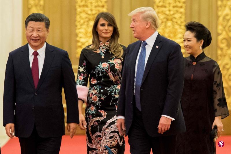 中国国家主席习近平（左一）和夫人彭丽媛（右一）昨晚在北京人民大会堂举行国宴，欢迎美国总统特朗普（右二）和夫人梅拉尼娅。（法新社）