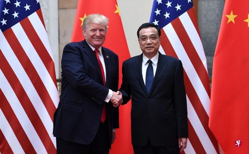 中国总理李克强(右)昨午在北京人民大会堂会见美国总统特朗普。(新华社) 中国总理李克强(右)昨午在北京人民大会堂会见美国总统特朗普。(新华社)