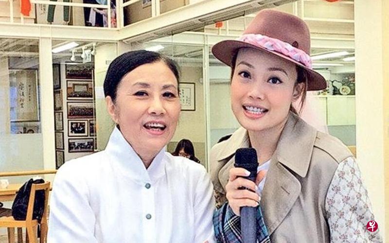 容祖儿(右)为汪明荃(左)献唱,认真练习。(互联网) 容祖儿(右)为汪明荃(左)献唱,认真练习。(互联网)