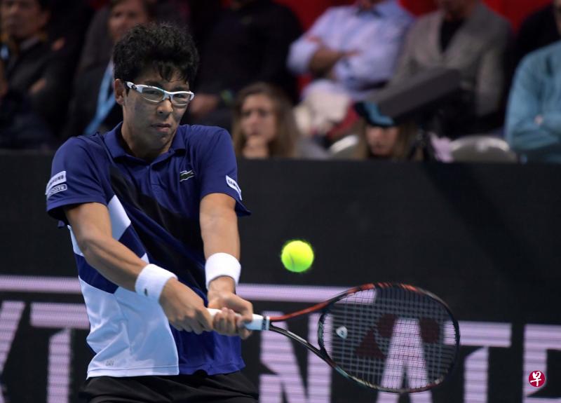 韩国新星郑泫反手回击来球。(法新社) 韩国新星郑泫反手回击来球。(法新社)